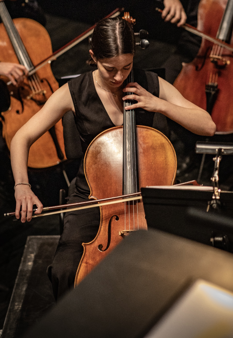 Íris Espírito Santo a tocar violoncelo